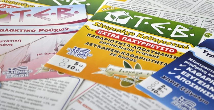 Κοντινό σε ετικέτες Τ.Ε.Β. για χλωριούχο καθαριστικό, μαλακτικό ρούχων και υγρό γενικού καθαρισμού