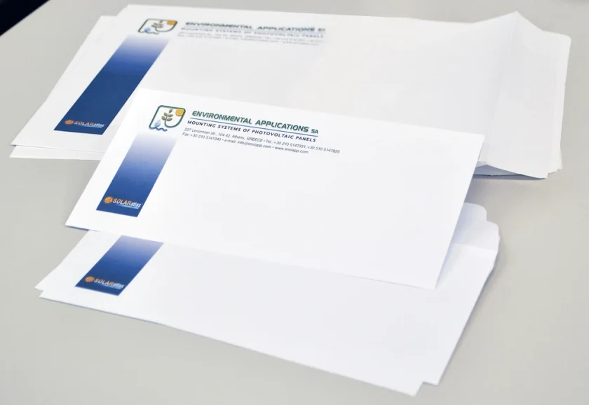 Φάκελοι αλληλογραφίας της Environmental Applications με μπλε λωρίδα και λογότυπο
