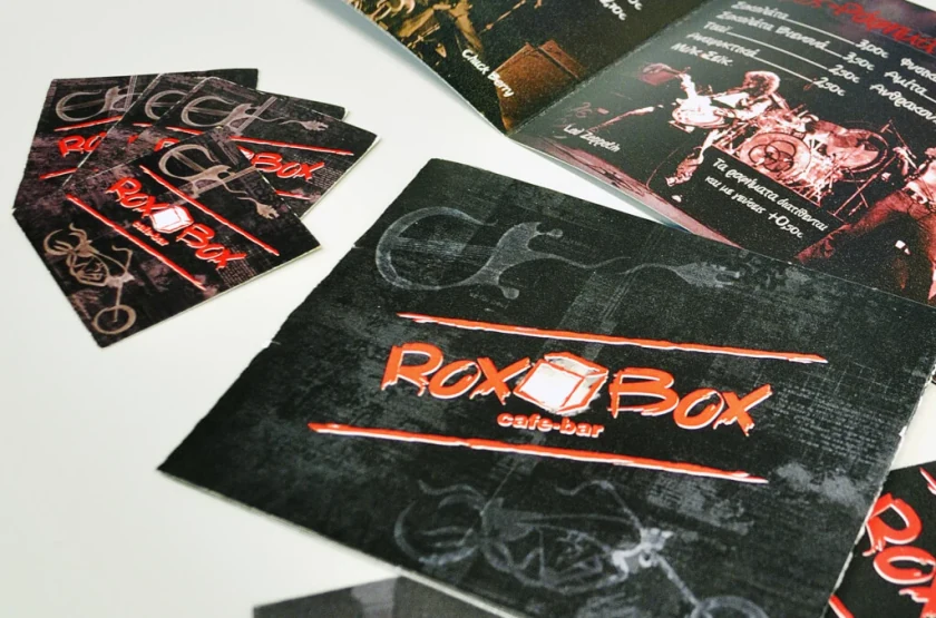 Κατάλογος και επαγγελματικές κάρτες του Rox Box cafe-bar σε μαύρο με κόκκινο λογότυπο