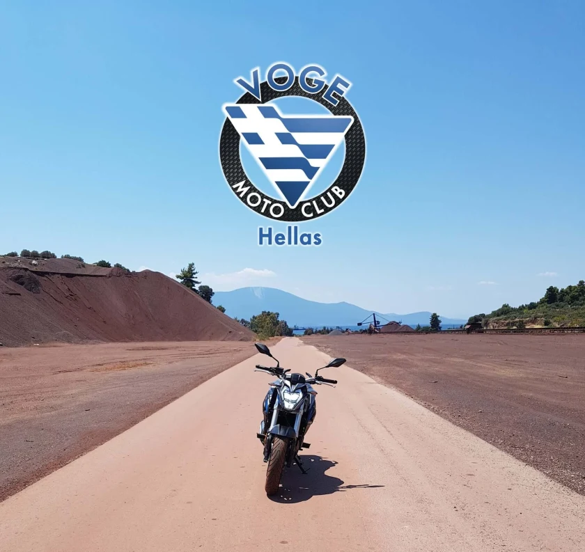 Μοτοσυκλέτα σε χωματόδρομο κάτω από το λογότυπο του Voge Moto Club Hellas